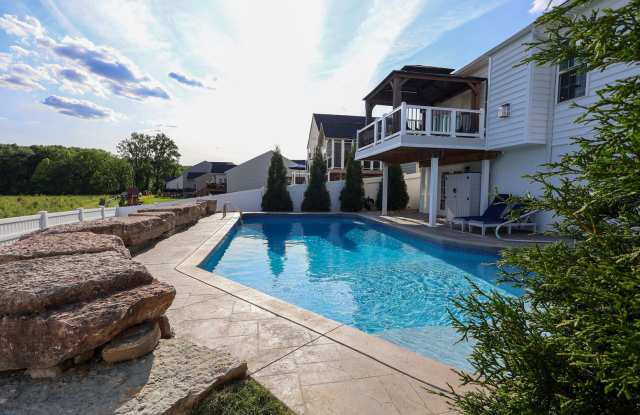 4 Bedroom, 4 Bath Home w/Backyard Heated Pool overlooking Pearl's Fen photos photos