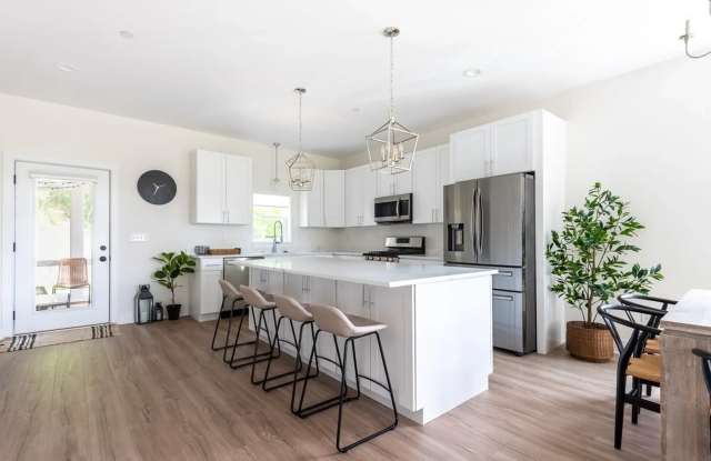 Fontana Contemporary Furnished Townhome Available for Monthly & Mid-Term Rentals Gallery 3