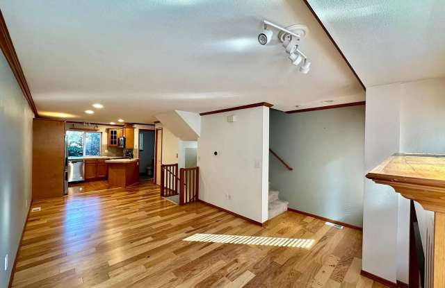 Appealing 2 bed / 1.5 bath townhouse in Greenwood/N Seattle with wood flooring photos photos