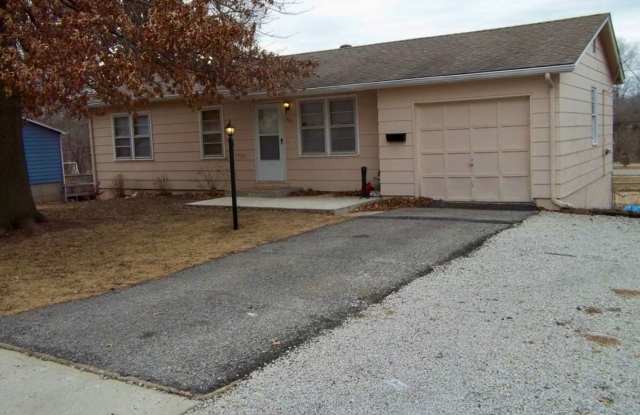 Darling 4 Bed 2 Bath Ranch in Olathe-Available NOW!! photos photos
