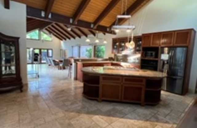 Private Home in Kahiliwai Ridge Gallery 4
