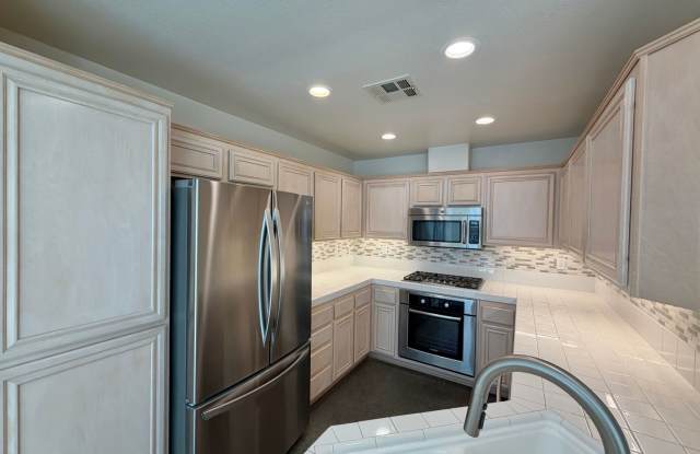 Updated 3 Bed, 3 Bath Condo in Carmel Mountain Ranch with 2-Car Garage Gallery 4