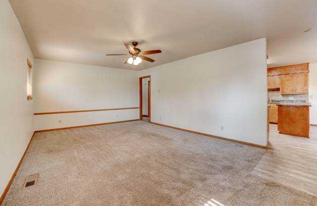 Beautiful 2BD/1BA next to River Parks Gallery 4