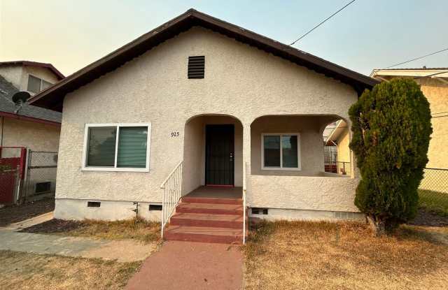2 bedroom, 1 bath Front unit of duplex - Ready to RENT! photos photos