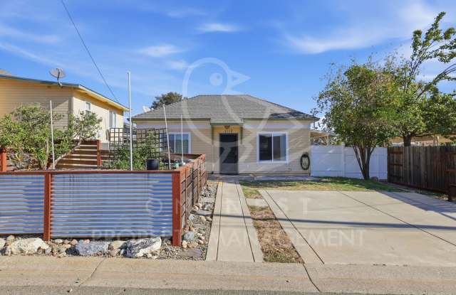Charming 2 Bed, 1 Bath Cottage with Private Entrance, Covered Patio and Garden Beds | 314B Main Street, Wheatland Gallery 3