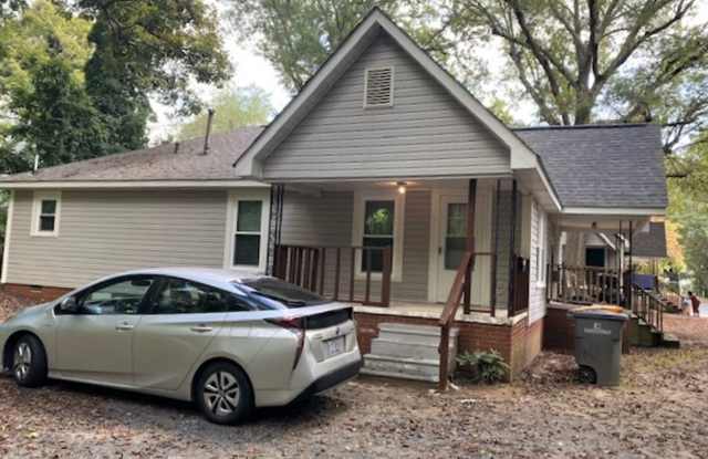 1/2 MONTH OFF SPECIAL - Duplex- 1 bedroom. 1 bath  Dead End Street photos photos