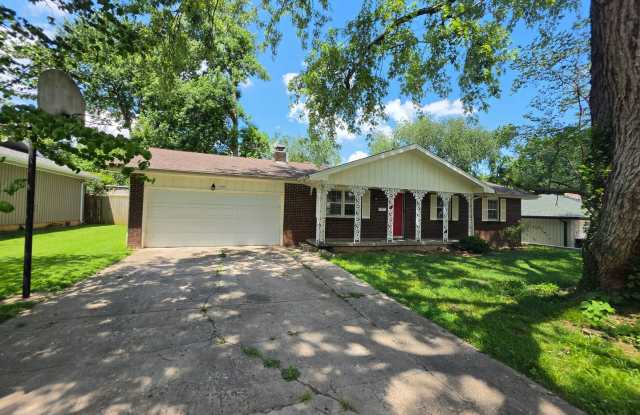 3 bedroom/1.5 bathroom house/2 car garage Gallery 1