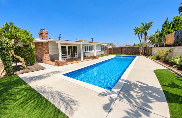 Great Location, Beautiful Pool! Gallery 1
