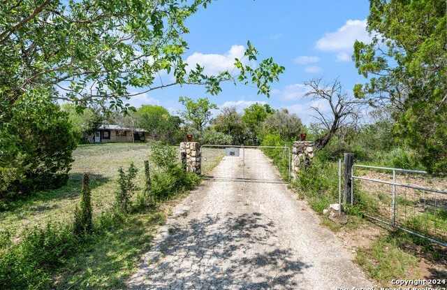 932 TOEPPERWEIN RD - 932 Toepperwein Road, Converse, TX 78109