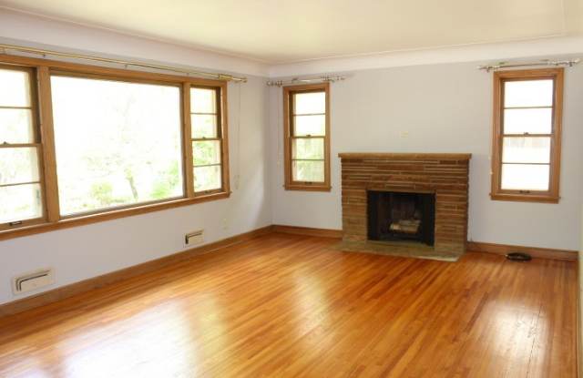 South Minneapolis Single Family Home, 1.5 Baths, Attached Garage, Fenced Yard, Central Air Gallery 2