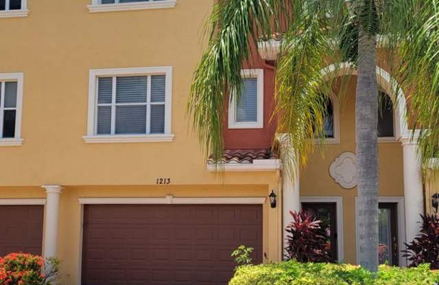 PENDING LEASE-Annual UNfurnished renovated 4/4 townhome with water views at the Manatee River in Palmetto - 1213 3rd Street Drive East, Palmetto, FL 34221