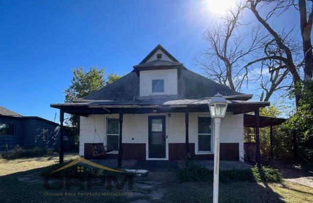 Spacious 1 Bed 1 Bath House - 519 East Avenue F Street, Hutchinson, KS 67501 Spacious 1 Bed 1 Bath House - 519 East Avenue F Street, Hutchinson, KS 67501