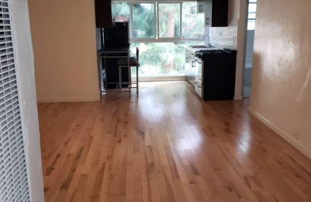 487 1/2 S Roxbury Dr - 487 1/2 S Roxbury Dr, Beverly Hills, CA 90212