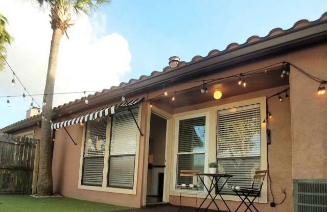 Beautiful 2/2 Towhhouse Feel Condo x Rent in Winter Park next to Full Sail University ! photos photos