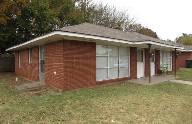 (2) Bed/(1) Bath Duplex! Great Campus Location! 6-Month or Month-to-Month Lease options! - 607 Hoover Street, Norman, OK 73072