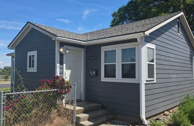 2 bedroom 1 bath house with Detached garage centrally located in Moses Lake photos photos