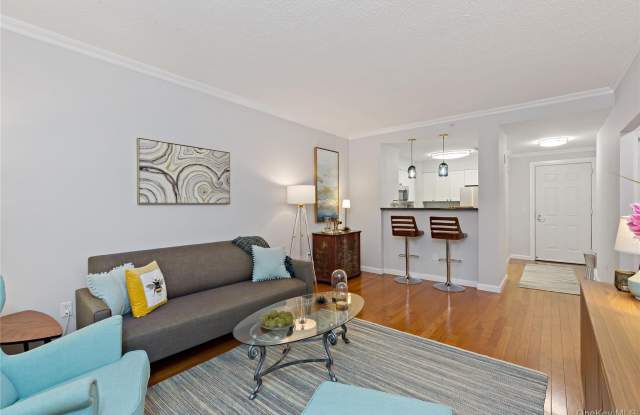 300 Mamaroneck Gallery 3