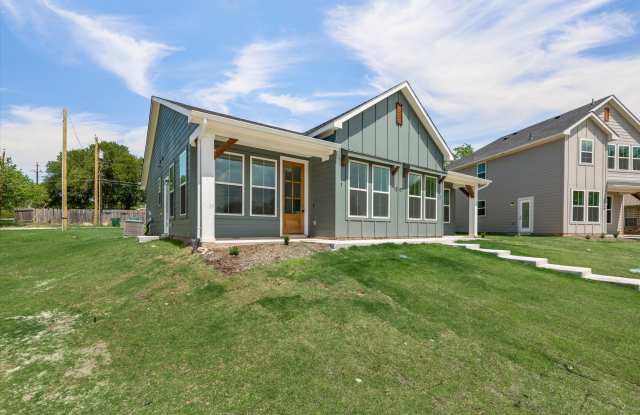 1207 Chestnut Court, Runa - 2Unit # 2 Gallery 1