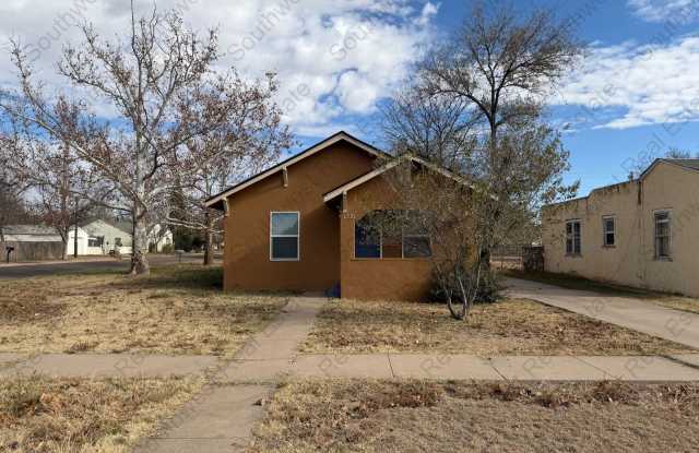 2 bedrooms 1 bath home. - 1221 Axtell Street, Clovis, NM 88101