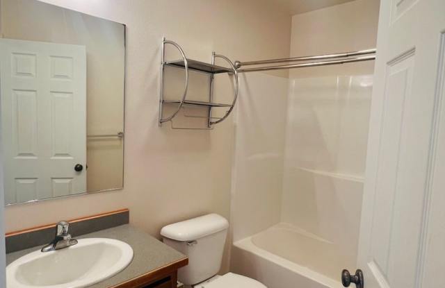 Great Northside Townhouse! 3 Bed - 1.5 Bath - Fenced Yard Gallery 3