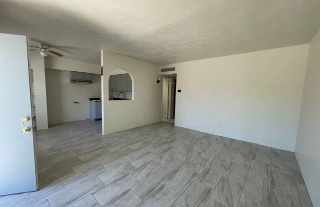2 Bedroom and 1 Bath Triplex! Gallery 3