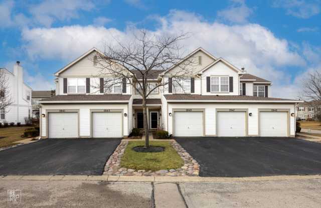 GORGEOUS 2 BEDROOM TOWNHOME LOCATED IN LINDENHURST AVAILABLE JUNE 14! photos photos