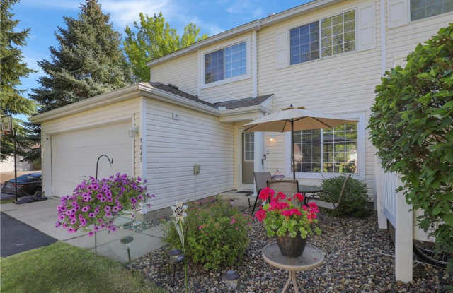 End unit townhome in Eden Prairie *2Bed*1.5Bath Available May 1! photos photos