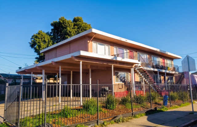 Utilities Paid! Spacious 2-Bed Oakland Unit w/ In-Unit Laundry & Gated Parking Gallery 1