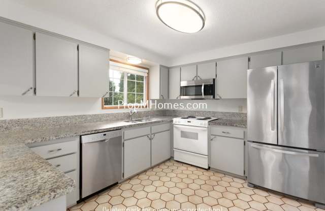 Spacious Four Bedroom Split-Level Home In Milwaukie! photos photos