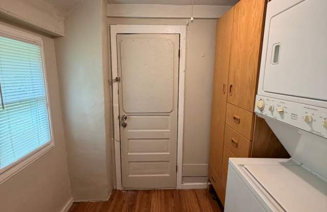 1B/1BA | Newly Renovated Studio | 1-Car Covered Parking | Gated backyard Gallery 4