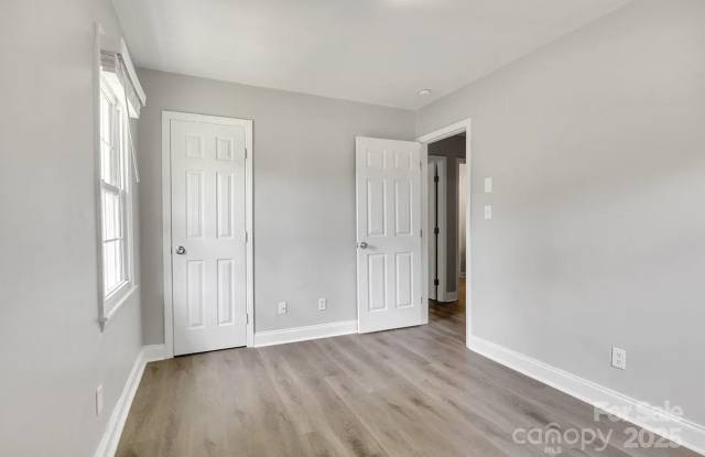 Room in 3 Bedroom Home at Bilmark Ave photos photos