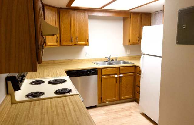 Evolve Real Estate: 2 Bedroom Condo in Aurora available for Immediate Move In! Gallery 4
