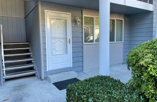 $500 Move In Special! University Place Ground Floor Apartment Home, "Somerset Place" 2 Bedroom, 1 1/2 bath photos photos