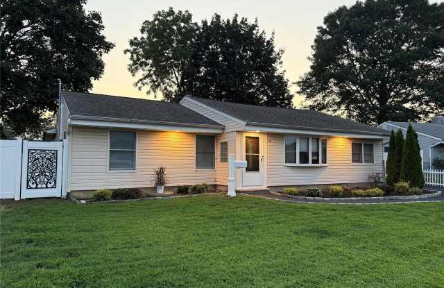 88 Bruce Avenue - 88 Bruce Avenue, Hicksville, NY 11801