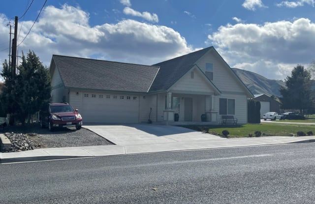 1519 Springwater - 1519 Springwater Avenue, Wenatchee, WA 98801