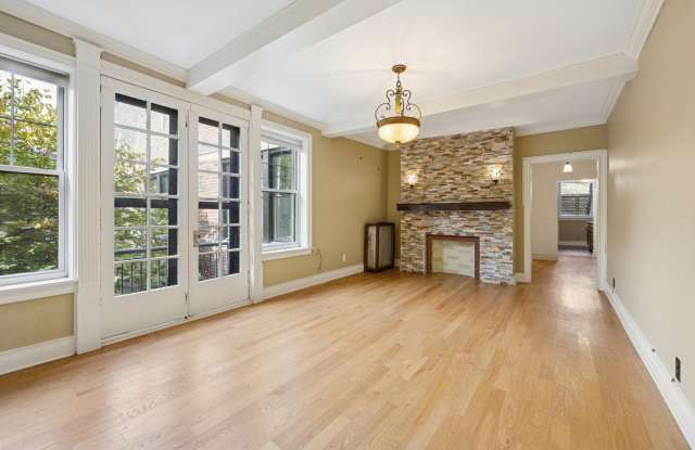 2315 N Commonwealth Avenue Gallery 2