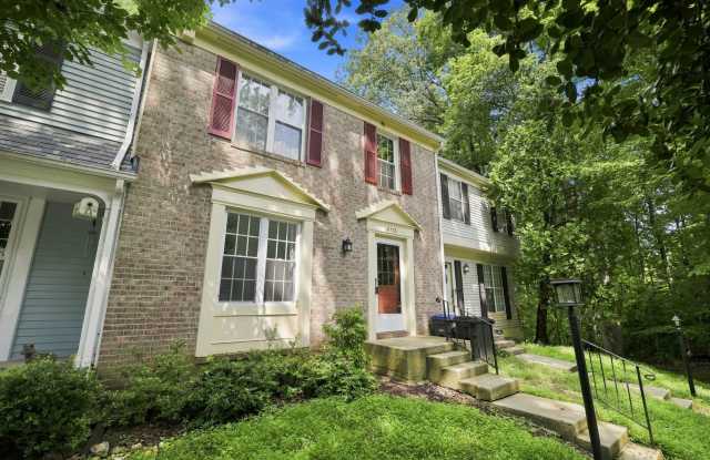 4BR BURKE CENTRE TOWNHOME | 3 FINISHED LEVELS | RENT AS LOW AS $3,400 WITH LONG-TERM LEASE Gallery 4