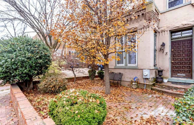 Classic Capitol End-Unit Hill Rowhome - 315 12th Street Southeast, Washington, DC 20003