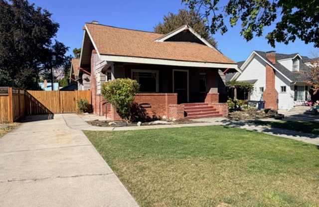 Beautiful 3 bed, 1.75 bath home in the Wenatchee's Historic District! Gallery 1