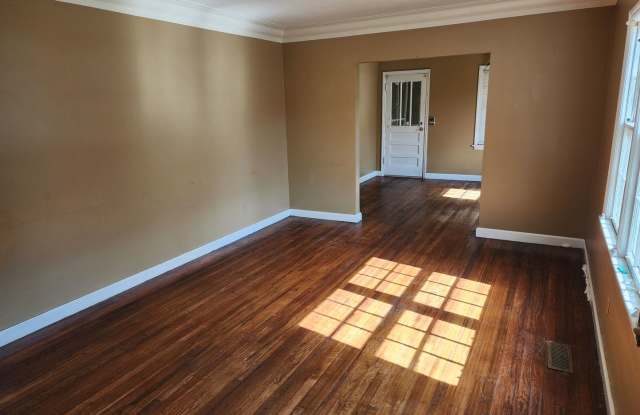 Cozy Single Family Home! Gallery 4