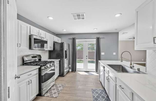 Stunning 3-Bedroom Townhome with Spacious Backyard & Fireplace Gallery 1