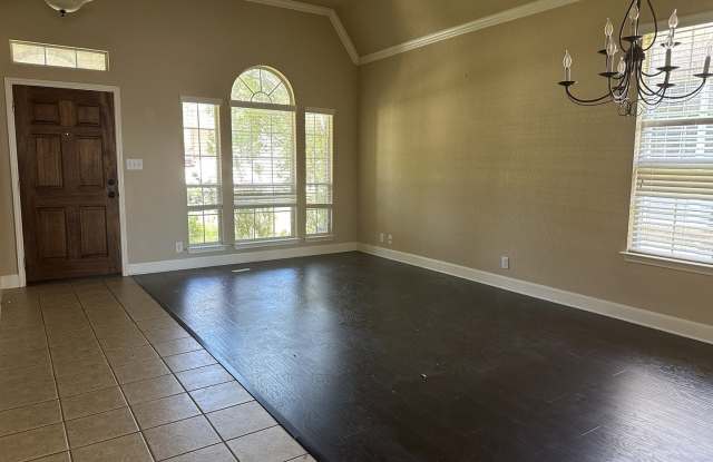 518 WHITE CYN Gallery 3