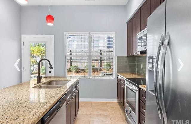 Room in 4 Bedroom Home at Pineland Cir Gallery 3