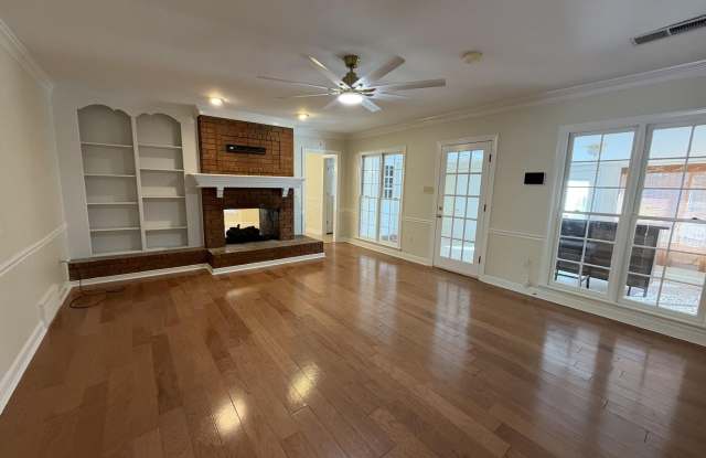 956 ROLLING OAKS Ln Gallery 4