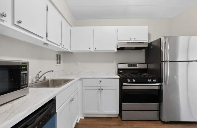 Welcome home to this bright and inviting 2Bd/1Bth condo in the sought-after Huntington Club community. All utilties included! Gallery 4