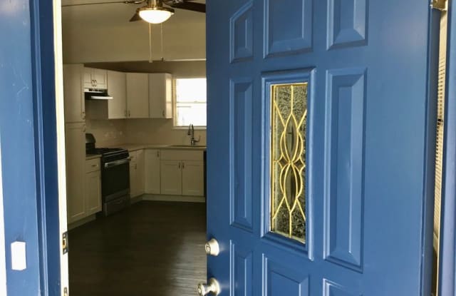 1812 Harvey St Gallery 3