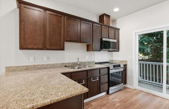 2Bd/2.25Ba Mountlake Terrace Townhome Gallery 3
