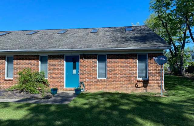 Cozy, end unit 2 bed/1 bath townhouse photos photos