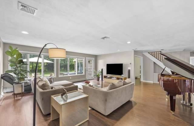 926 NORGATE DR Gallery 1