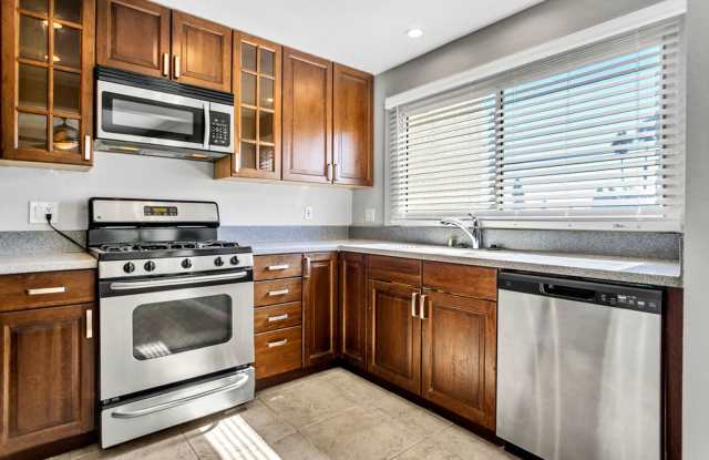Beautiful 3/2 Townhome in Pacific Beach! Close to beaches, bay, shopping, and coffee shops! Available now! - 1963 Diamond Street, San Diego, CA 92109